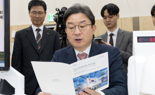 이억원 금융위원장이 22일 오전 서울 종로구 NH농협은행 정부서울청사지점에서 국민참여성장펀드 안내 책자를 살펴보고 있다. /사진=뉴시스