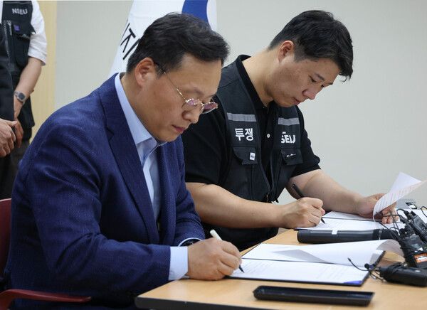 여명구 삼성전자 DS(디바이스솔루션·반도체 사업 담당) 피플팀장(왼쪽)과 최승호 삼성그룹 초기업노동조합 삼성전자지부 위원장이 지난 20일 오후 경기 수원시 장안구 경기지방고용노동청에서 열린 삼성전자 노사교섭 결과 브리핑에서 합의안에 서명을 하고 있다. /사진=뉴시스