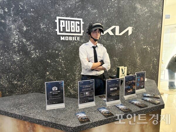 '기아 언플러그드 그라운드' 직원이 스탬프 투어에 대해 설명하고 있다. (포인트경제)