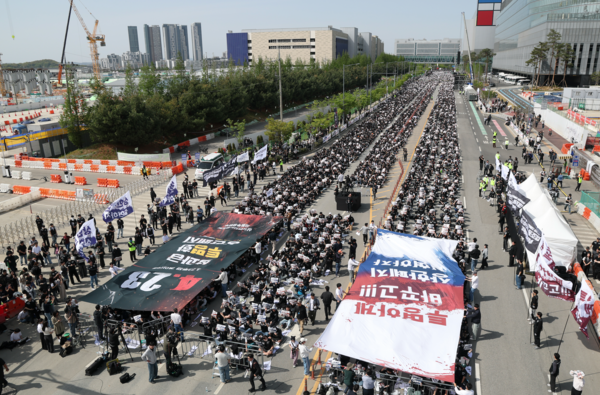 삼성전자노동조합 공동투쟁본부 조합원들이 23일 오후 경기 평택시 삼성전자 평택사업장 앞에서 열린 투쟁결의대회에서 구호를 외치고 있다. /사진=뉴시스
