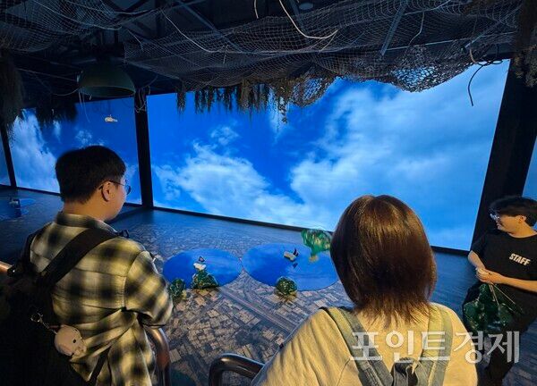 '기아 언플러그드 그라운드' 스탬프 투어 'EV LANDING' 미션을 진행 중인 관람객들. (포인트경제)