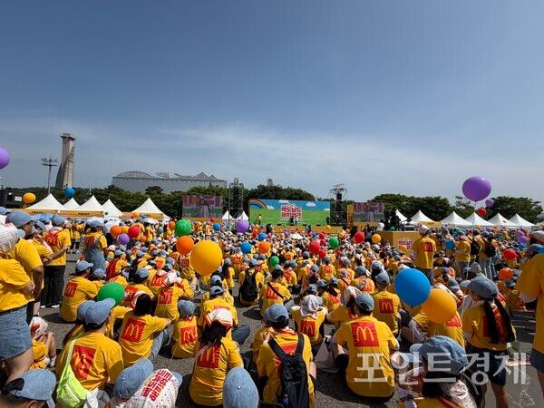 24일 오전 인천문학경기장에서 열린 '2026 맥도날드 해피워크'에 참여하기 위해 모인 사람들 /사진=라명숙 기자 ⓒ포인트경제