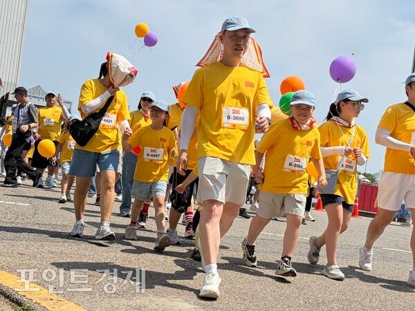 24일 오전 인천 미추홀구 인천문학경기장에서 열린 '2026 맥도날드 해피워크'에서 공식 노란색 티셔츠를 입은 참가자들이 3km 걷기 코스를 향해 힘차게 출발하고 있다. /사진=라명숙 기자 ⓒ포인트경제
