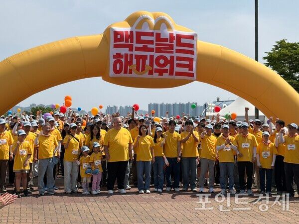 제프리 존스 RMHC 코리아 회장과 김기원 한국맥도날드 대표이사, 홍보대사인 배우 손호준 등 주요 관계자들이 24일 오전 인천문학경기장에서 '2026 맥도날드 해피워크' 걷기 대회의 출발을 알리고 있다. /사진=포인트경제