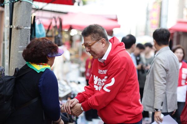 오는 6.3 지방선거에서 3선에 도전하는 국민의힘 박형준 부산시장 후보가 선거 운동 현장에서 만난 시민과 손을 맞잡고 대화를 나누고 있다. /박형준 페북