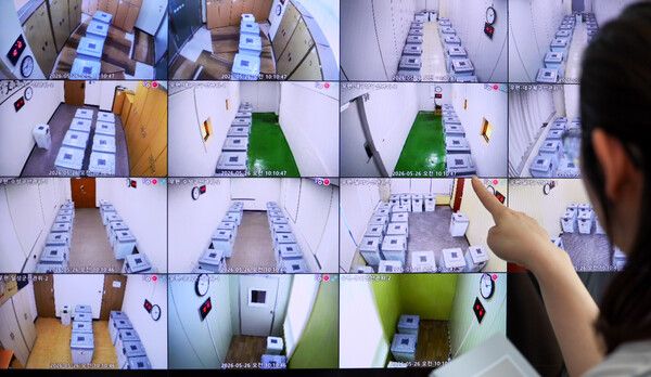 제9회 전국동시지방선거를 앞둔 26일 대구 서구 대구시선거관리위원회에서 관계자가 우편 투표함 보관소를 비추는 CCTV 영상을 실시간으로 모니터링하고 있다. /사진=뉴시스