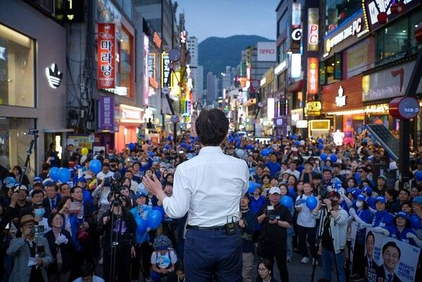 오는 6.3 지방선거에서 부산시장에 도전하는 더불어민주당 전재수 후보가 유세현장에 모인 시민들을 향해 지지를 호소하고 있다. /전재수 페북