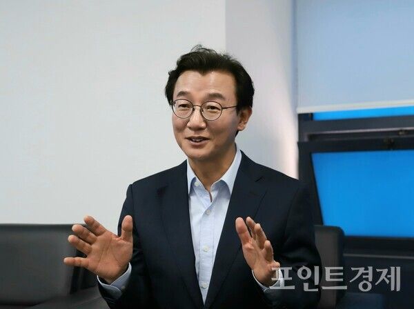 오는 6.3 지방선거에서 부산시장에 도전하는 더불어민주당 전재수 후보가 최근 본지와의 인터뷰에서 해양수도 부산 완성에 대한 비전과 필승 각오를 밝히고 있다. (사진=윤선영) ⓒ포인트경제