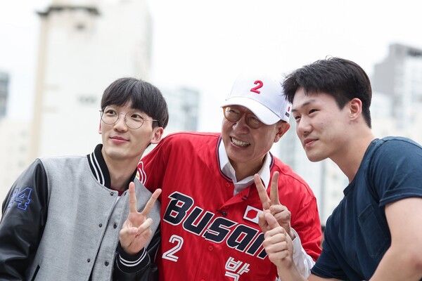 오는 6.3 지방선거에서 3선에 도전하는 국민의힘 박형준 부산시장 후보가 선거 운동 현장에서 청년들과 기념촬영을 하고 있다. /박형준 페북