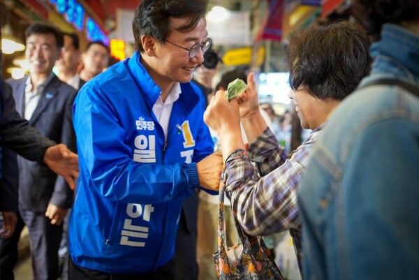 오는 6.3 지방선거에서 부산시장에 도전하는 더불어민주당 전재수 후보가 시장을 찾아 상인과 따뜻한 인사를 건네고 있다. /전재수 페북