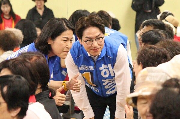오는 6.3 지방선거에서 부산 북구청장 탈환에 나선&nbsp;더불어민주당 정명희 후보(왼쪽)가 선거 운동 현장에서 북구 국회의원 보궐선거에 출마한 하정우 후보와 시민의 얘기를 경청하고 있다. /정명희 후보 페북