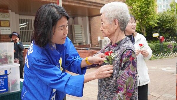 오는 6.3 지방선거에서 부산 북구청장 탈환에 나선&nbsp;더불어민주당 정명희 후보가 경로당을 찾아 어르신께 카네이션을 달아드리고 있다. /정명희 후보 페북