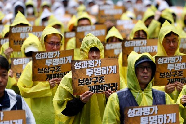 전국화학섬유식품산업노동조합 카카오지회 조합원들이 지난 20일 경기 성남시 판교역 광장에서 결의대회를 열고 구호를 외치고 있다. /사진=뉴시스