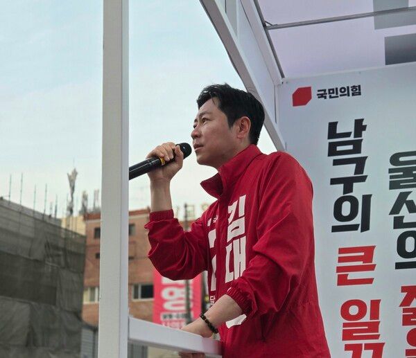 오는 6.3 지방선거에서 울산 남구 5선거구 시의원에 도전하는 국민의힘 김대영 후보가 유세차에 올라 유권자를 향해 지지를 호소하고 있다. /김대영 캠프