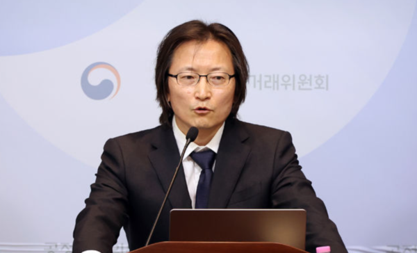주병기 공정거래위원장이 지난 26일 세종시 정부세종청사에서 열린 국민주권정부 1주년 출입기자단 간담회에서 기자 질문에 답변하고 있다. /사진=뉴시스