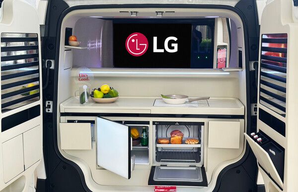 LG전자가 8월 말까지 '해비치 호텔&리조트 제주'에서 기아 PV5 차량에 냉장고·오븐·와인셀러 등 가전과 맞춤 가구 접목해 야외 활동에 특화한 모빌리티 '슈필라움 글로우캐빈'을 전시한다. /LG전자 제공