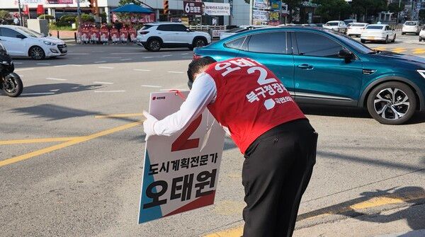 오는 6.3&nbsp;지방선거에서 재선에 도전하는 국민의힘 오태원 부산 북구청장 후보가 지역구의 한 거리에서 허리를 숙여 유권자들에게 지지를 호소하고 있다. /오태원 후보 페북