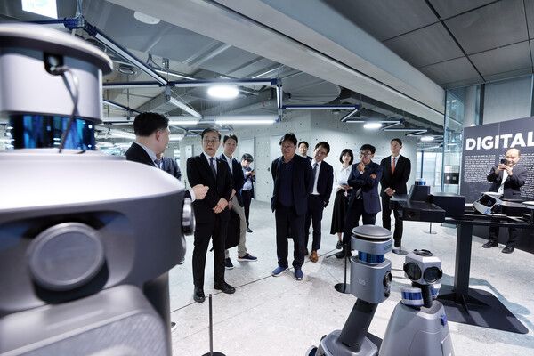 지난 27일 경기도 성남시에 위치한 세계 최초의 로봇 친화형 빌딩 네이버&nbsp;1784를 방문한 김윤덕 국토교통부 장관 등 관계자들이&nbsp;1784에 도입된 다양한 로봇 기술들을 소개받고 실제 체험하고 있다. [사진=네이버] (포인트경제)