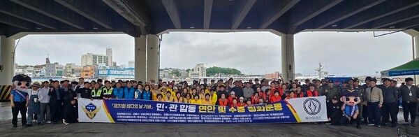 동아오츠카는 ’바다의 날(5월 31일)’을 앞두고 27일 강릉 주문진항 일대에서 해양 생태계 보전 프로젝트 ’Blue CPR(바다 심폐소생 프로젝트를 진행했다. /동아오츠카 제공