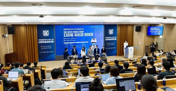 ‘창업 생태계 관점에서 바라본 디지털 자산과 핀테크’를 주제로 두나무 경영진과 서울대 교수진이 패널토론을 진행하고 있다. 왼쪽부터 서울대 이종섭 경영전문대학원 교수, 송치형 두나무 회장, 윤선주 두나무 CBIO, 이준만 교수, 강효석 교수, 박소정 교수 /두나무 제공