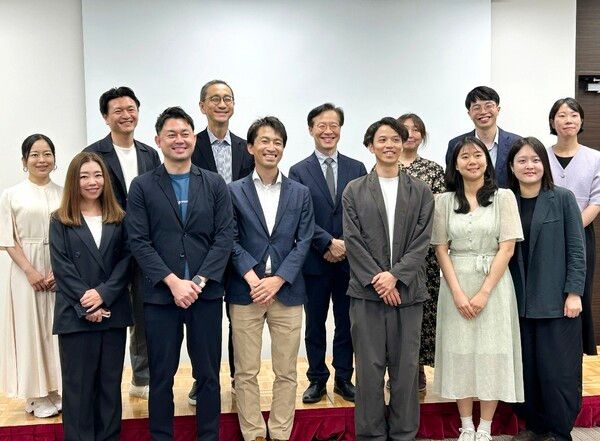사회적가치연구원(CSES)과 일본펀드레이징협회(JFRA), 사업 참여기관 관계자들이 지난 27일 일본 도쿄 AP Tokyo Marunouchi에서 열린 ‘Outcome Fund for IMM(성과 기반 기금)’ 성과공유회를 마친 뒤&nbsp;기념촬영을 하고 있다. /CSES 제공
