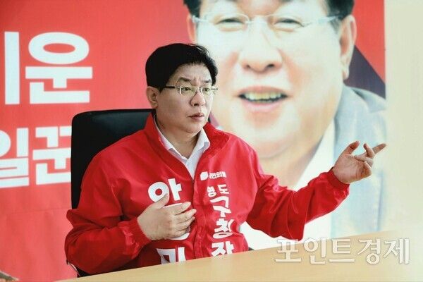 오는 6.3 지방선거에서 부산 영도구청장에 도전장을 내민 국민의힘 안성민 후보가 지난 27일 본지와 인터뷰를 갖고 인구 10만선 붕괴 위기에 놓인 영도를 재건할 로드맵과 선거에 임하는 각오를 밝히고 있다. (사진=윤선영) ⓒ포인트경제