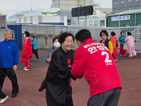 오는 6.3 지방선거에서 부산 영도구청장에 도전장을 내민 국민의힘 안성민 후보가 선거 운동 현장에서 한 주민과 반갑게 악수를 하고 있다. /안성민 후보 페북