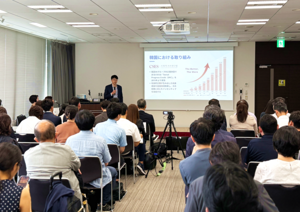 일본펀드레이징협회(JFRA) 관계자가 지난 27일 일본 도쿄 AP Tokyo Marunouchi에서 열린 ‘Outcome Fund for IMM(성과 기반 기금)’ 성과공유회에서 SPC(Social Progress Credit, 사회성과인센티브) 모델을 소개하고 있다. /사회적가치연구원(CSES) 제공