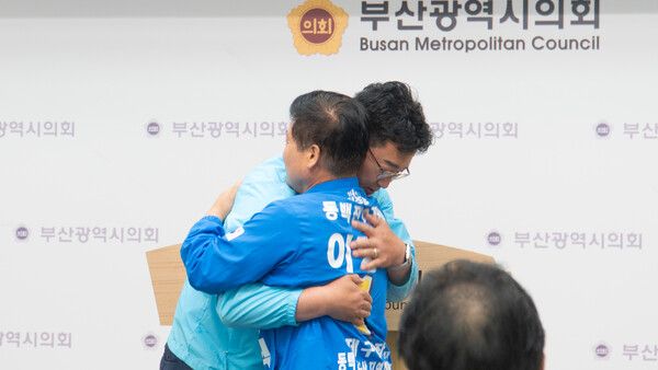 오는 6.3 지방선거에서 부산 연제구청장에 도전하는 진보당 노정현 후보(왼쪽)가 더불어민주당 이정식 후보와 지난 20일 부산시의회 브리핑룸에서 공동 기자회견을 열고 단일화 합의 내용을 공개한 뒤 허그를 하고 있다. /노정현 캠프