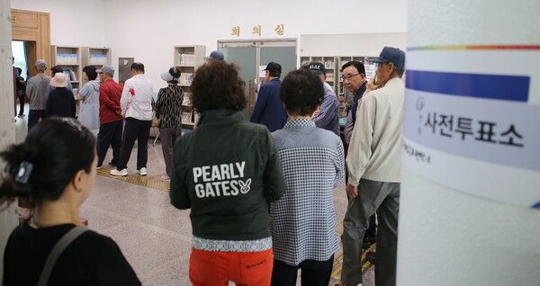 제9회 전국동시지방선거 사전투표 첫 날인 29일 오전 충북 보은군 보은읍행정복지센터에 마련된 사전투표소에서 유권자들이 투표하기 위해 순서를 기다리고 있다. /사진=뉴시스