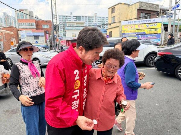 오는 6.3 지방선거에서 동래구청장 재선에 도전하는 국민의힘 장준용 후보가 지역구 인근에서 한 어르신과 반갑게 대화를 나누고 있다. /장준용 후보 페북