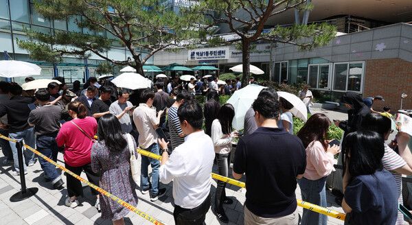제9회 전국동시지방선거 사전투표 첫 날인 29일 서울 강남구 역삼1동 주민센터에 마련된 사전투표소에서 시민들이 투표를 하기 위해 길게 줄을 서고 있다. /사진=뉴시스