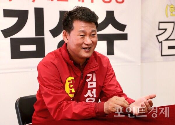 오는 6·3 지방선거에서 부산 해운대구청장 재선에 도전하는 국민의힘 김성수 후보가 지난 28일 본지와 인터뷰를 갖고 구정 성과와 향후 해운대 발전 로드맵을 밝히고 있다. (사진=윤선영) ⓒ포인트경제