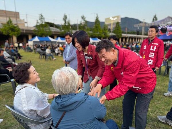 오는 6·3 지방선거에서 부산 해운대구청장 재선에 도전하는 국민의힘 김성수 후보(오른쪽)가 행사 현장에서 김미애 국회의원(오른쪽 두 번째)과 구민들에게 다가가 반갑게 인사를 건네고 있다. /김성수 후보 페북