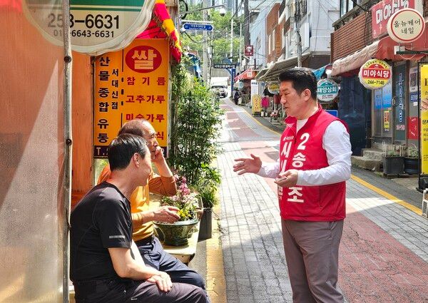 오는 6.3 지방선거에서 부산시의원 서구 재선에 도전하는 국민의힘 송상조 후보가 지역구 주민과 대화를 나누고 있다. /송상조 캠프