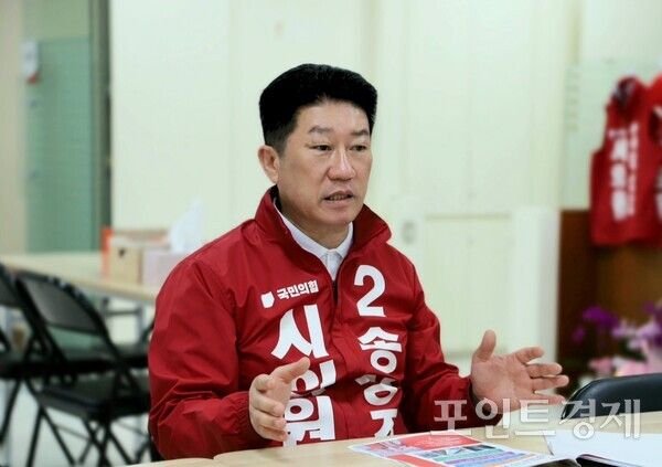 오는 6.3 지방선거에서 부산시의원 서구 재선에 도전하는 국민의힘 송상조 후보가 지난 27일 본지와 인터뷰를 갖고 16년간의 의정 활동 소회와 서구 발전 비전을 밝히고 있다. (사진=윤선영) ⓒ포인트경제