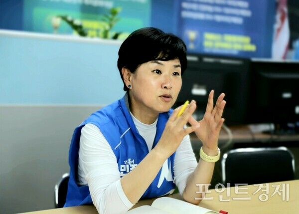 오는 6.3 지방선거에서 부산진구청장 재선에 도전하는 더불어민주당 서은숙 후보가 지난 28일 본지와 인터뷰를 갖고 재선 도전에 대한 각오와 지역 미래 발전에 대한 로드맵을 밝히고 있다. (사진=윤선영) ⓒ포인트경제