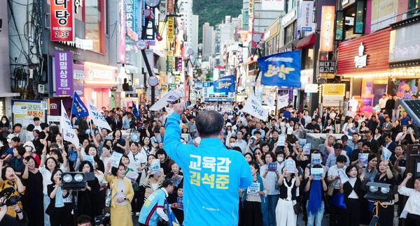 김석준 부산교육감 후보가 지난 29일 저녁 부산진구 서면 쥬디스태화 앞 집중유세를 나선 가운데 1000여명이 운집해 있다. /김석준 캠프