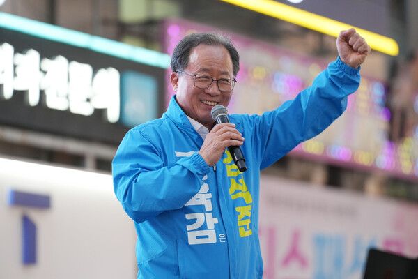 6.3 지방선거를 나흘 앞둔 30일&nbsp;김석준 부산교육감 후보가 지난 29일 저녁 부산진구 서면 쥬디스태화 앞 집중유세 현장에서 연설을 하고 있다. /김석준 캠프