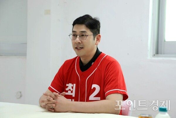 오는 6.3 지방선거에서 부산 수영구 나선거구 구의원직에 도전하는 국민의힘 황도연 후보가 최근 본지와 인터뷰를 갖고 선거에 임하는 각오와 지역 발전 비전을 밝히고 있다. (사진=윤선영) ⓒ포인트경제