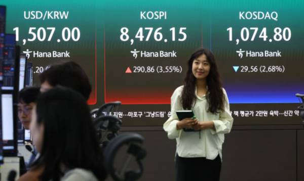 지난 29일&nbsp;오후 서울 중구 하나은행 딜링룸 전광판 /사진=뉴시스
