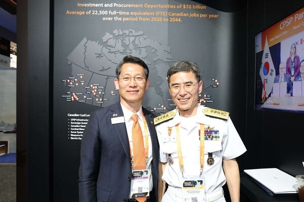 CPSP 수주 지원을 위해 캐나다 오타와에서 열린 ‘CANSEC 2026’ 전시회 내 한화오션 부스를 찾은 김경률 해군참모총장(오른쪽)이 한화오션 특수선해외사업단장 정승균 부사장(왼쪽)과 기념촬영을 하고 있다. /한화오션 제공