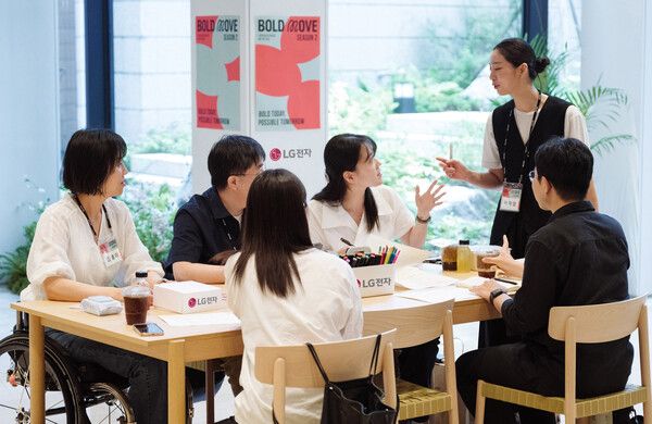볼드 무브 참가자들이 접근성 문제를 함께 살펴보고 개선 아이디어를 제시하고 있다. /LG전자 제공