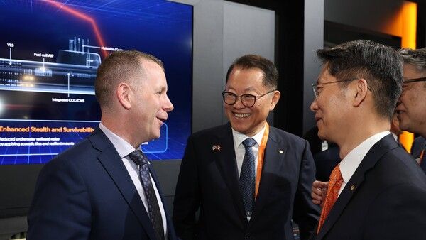 캐나다 오타와에서 열린 ‘CANSEC 2026’ 전시회 내 한화오션 부스에서, 노바스코샤주 콜튼 르블랑 성장개발부 장관(왼쪽), 한화오션 김희철 대표(가운데), 그리고 정승균 부사장(오른쪽)이 협력 방안에 대한 대화를 나누고 있다. /한화오션 제공