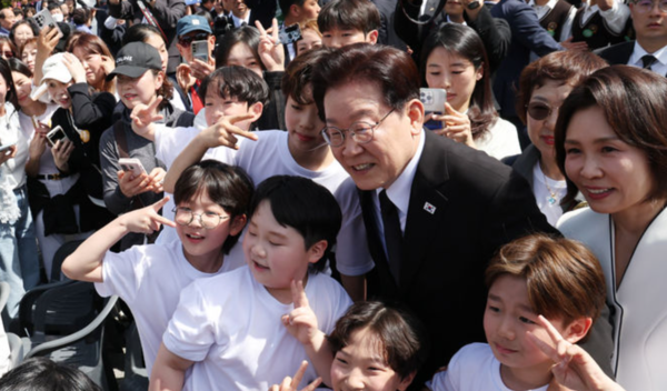 이재명 대통령과 김혜경 여사가 19일 서울 강북구 국립4·19민주묘지에서 열린 제66주년 4·19 혁명 기념식에서 어린이들과 기념촬영을 하고 있다. /사진=뉴시스