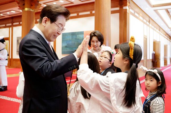 &nbsp;이재명 대통령과 김혜경 여사가 5일 청와대에서 열린 '2026년 제104회 어린이날 청와대 초청행사'에서 어린이들을 맞이하고 있다.&nbsp; /사진=뉴시스