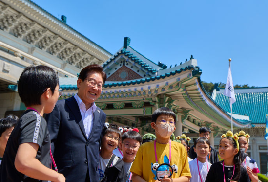 &nbsp;이재명 대통령이 5일 청와대에서 열린 '2026년 제104회 어린이날 청와대 초청행사'에서 어린이들과 대화하며 녹지원으로 이동하고 있다. /사진=청와대
