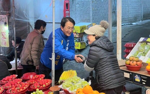 더불어민주당 김태석 부산 사하구청장 후보가 4년의 공백을 깨고 재도전에 나선 가운데 지역구의 한 재래시장을 찾아 상인과 인사를 나누고 있다. /김태석 캠프