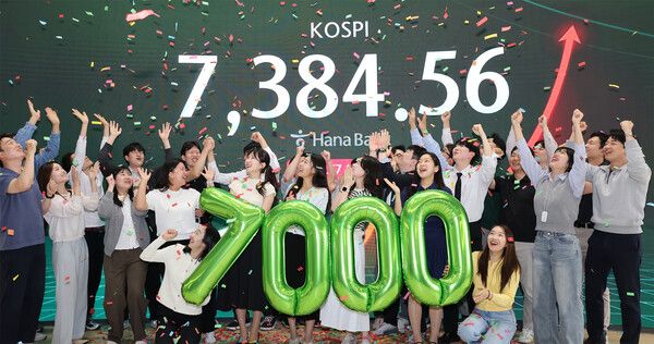 6일 코스피는 전 거래일(6936.99)보다 447.57포인트(6.45%) 오른 7384.56에 마감했다. //하나은행 제공