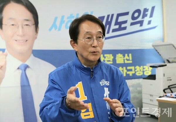 더불어민주당 김태석 부산 사하구청장 후보가 4년의 공백을 깨고 재도전에 나선 가운데 지난 1일 자신의 선거사무소에서 진행한 본지와의 인터뷰를 통해 각오와 주요 공약을 밝히고 있다. (사진=윤선영) ⓒ포인트경제